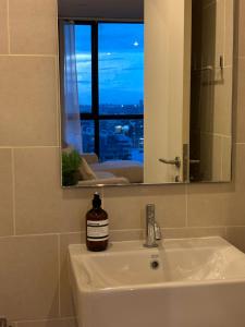 ห้องน้ำของ Entire apartment near train station with pool & views