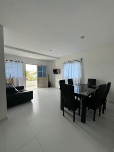 a living room with a dining room table and chairs at Apartamentos Altos de Guayabal in El Triunfo