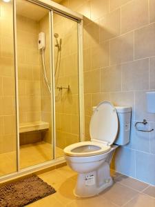 ห้องน้ำของ Entire apartment near train station with pool & views +12 ภาพ