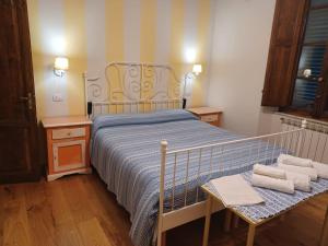 a bedroom with a bed with two towels on it at Lucca, Pisa, Firenze, Mare BICICLETTE INCLUSE in Lucca