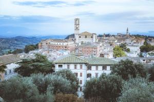 widok na miasto z wieżą na wzgórzu w obiekcie Santa Cecilia Perugia - Rooms&Suite w mieście Perugia