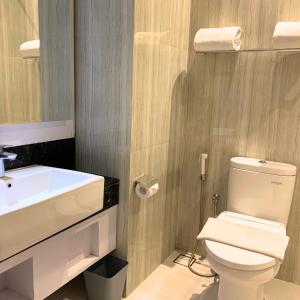 Bilik mandi di Surabaya River View Hotel