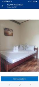 Una foto de una cama en una habitación en Nay Nilda Tourist Inn, en Itaytay
