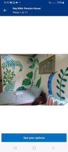 una foto de un dormitorio con una cama con plantas en Nay Nilda Tourist Inn, en Itaytay 1 foto más