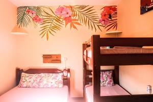 乌巴图巴Ubatuba Wild Surf Hostel的带两张双层床的客房和一间带床的卧室