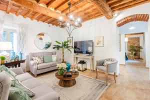 Elle comprend un salon doté de murs blancs et d'un plafond en bois. dans l'établissement Molino Giusti Farmhouse, à Santa Maria del Giudice