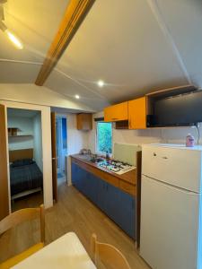 Η κουζίνα ή μικρή κουζίνα στο Mobile-home au bord de la plage