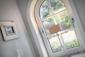 an arched window in a room with a sign at Litz Hues in Keitum +20 photos