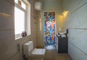 Koupelna v ubytování ELIVAAS Aarul 4 BHK Villa with Pvt Pool, Gazebo & Game Zone