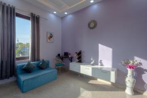 Posezení v ubytování ELIVAAS Aarul 4 BHK Villa with Pvt Pool, Gazebo & Game Zone