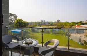 Balkón nebo terasa v ubytování ELIVAAS Aarul 4 BHK Villa with Pvt Pool, Gazebo & Game Zone