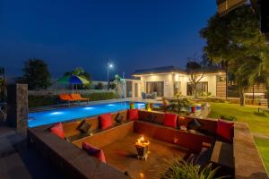 Bazén v ubytování ELIVAAS Aarul 4 BHK Villa with Pvt Pool, Gazebo & Game Zone nebo v jeho okolí