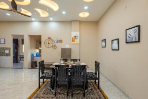 Posezení v ubytování ELIVAAS Aarul 4 BHK Villa with Pvt Pool, Gazebo & Game Zone