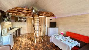 a room with a table and a ladder in a kitchen at Domek wypoczynkowy SŁOŃCE - k Karpacza in Podgórzyn