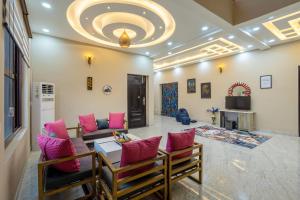 Posezení v ubytování ELIVAAS Aarul 4 BHK Villa with Pvt Pool, Gazebo & Game Zone
