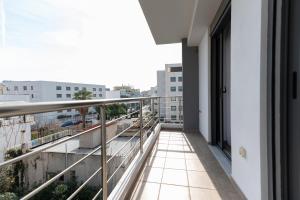 balkon z widokiem na miasto w obiekcie Stylish spacious apartment in Palaio Faliro (C1) w Atenach