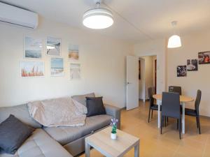 un salon avec un canapé et une table dans l'établissement Lloret de Mar Coastal Retreat Just Steps from the Beach, à Lloret de Mar