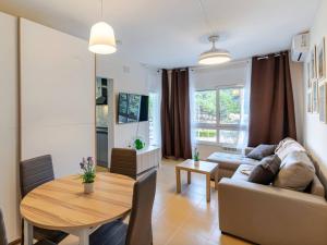 un salon avec un canapé et une table dans l'établissement Lloret de Mar Coastal Retreat Just Steps from the Beach, à Lloret de Mar