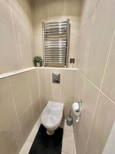 Ванная комната в Studio Flat by Brookland Stays Serviced Accommodation Short Lets Leeds with Free WiFi