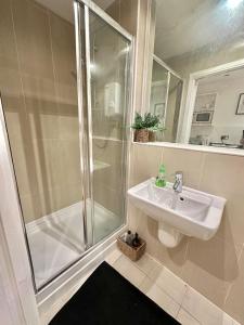 Ванная комната в Studio Flat by Brookland Stays Serviced Accommodation Short Lets Leeds with Free WiFi