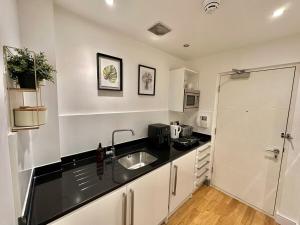 Кухня или мини-кухня в Studio Flat by Brookland Stays Serviced Accommodation Short Lets Leeds with Free WiFi
