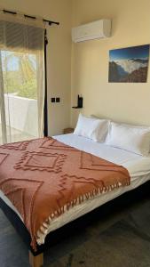 a bedroom with a large bed with a window at Blue Naiade Villa zen and cosy in Étang-Salé +38 photos