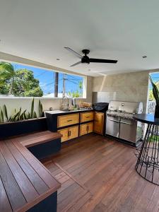 a kitchen with wooden floors and a ceiling fan at Blue Naiade Villa zen and cosy in Étang-Salé