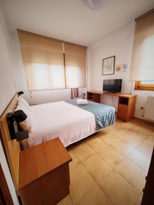 Postel nebo postele na pokoji v ubytování Hostal Legaz