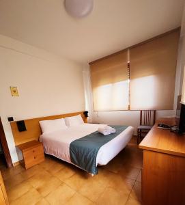 Postel nebo postele na pokoji v ubytování Hostal Legaz
