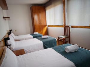 Postel nebo postele na pokoji v ubytování Hostal Legaz