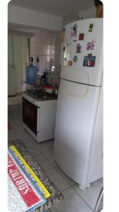 een keuken met een witte koelkast en een fornuis bij Espaço tranquilo in Florianópolis