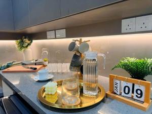 - un comptoir de cuisine avec un plateau avec des verres et un mixeur dans l'établissement JPP l 角头间豪华私人KTV房泳池Switch火锅炉BBQ麻将机可睡26人5分钟到Austin, à Johor Bahru