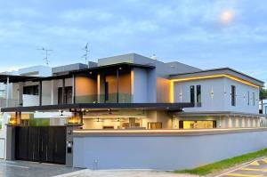 Cette maison moderne possède de nombreuses fenêtres. dans l'établissement JPP l 角头间豪华私人KTV房泳池Switch火锅炉BBQ麻将机可睡26人5分钟到Austin, à Johor Bahru