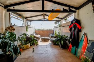 a room filled with lots of plants at Saude Beach House in Costa da Caparica
