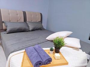 - un lit avec un plateau en bois et des serviettes dans l'établissement JPP l 角头间豪华私人KTV房泳池Switch火锅炉BBQ麻将机可睡26人5分钟到Austin, à Johor Bahru 55 autres photos