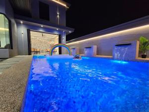 - une piscine dans une maison la nuit dans l'établissement JPP l 角头间豪华私人KTV房泳池Switch火锅炉BBQ麻将机可睡26人5分钟到Austin, à Johor Bahru