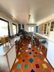 una cucina con pavimento piastrellato colorato. di Orange Tree house, Silver Coast, Alcobaça, Nazaré a Alpedriz
