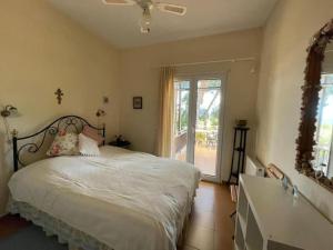Posteľ alebo postele v izbe v ubytovaní Stunning Evia Sea View Country House
