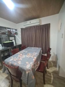 Dapur atau dapur kecil di Js Guest House