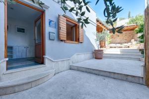 a house with steps leading up to a door at House Corte in Vis