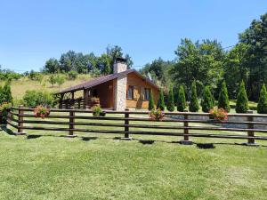una valla de madera delante de una casa en 7 kruna Žiče, en Žiča