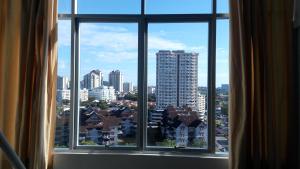 Cảnh Bayan Lepas hoặc tầm nhìn thành phố từ căn hộ