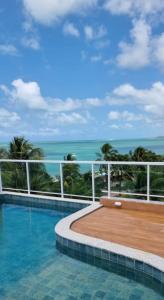 basen z widokiem na ocean w obiekcie Condominio Jardim dos Coqueiros térreo w mieście Tamandaré