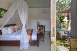 Postel nebo postele na pokoji v ubytování Green Selukat Corner Villa + 59 fotografií