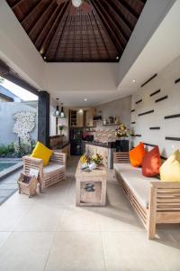 Posezení v ubytování Green Selukat Corner Villa