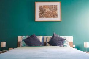 Ένα ή περισσότερα κρεβάτια σε δωμάτιο στο Fleur de Mai Apartment with Terrace
