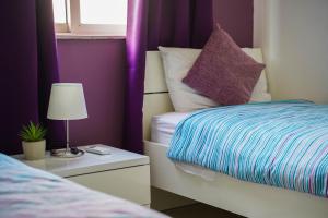 Ένα ή περισσότερα κρεβάτια σε δωμάτιο στο Fleur de Mai Apartment with Terrace