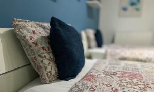 Ένα ή περισσότερα κρεβάτια σε δωμάτιο στο Fleur de Mai Apartment with Terrace