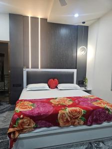 Ένα ή περισσότερα κρεβάτια σε δωμάτιο στο Reverie Homestay