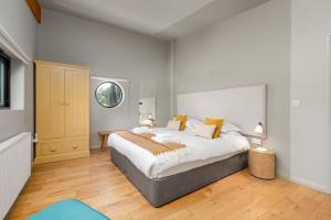 a bedroom with a large bed and a window at Yorkshire Dales Lodge 4 Family 3 Bed in Richmond